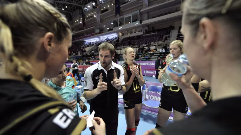 Foto CEV: Felix Koslowski hat das Sagen bei den DVV-Frauen.