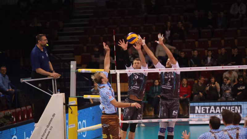 Foto SWD powervolleys Düren: Düren und Herrsching trafen bereits zweimal in der Saison aufeinander: Düren siegte in der Liga, Herrsching im Pokal!