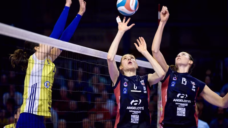 Foto Beziers: Zwei DVV-Nationalspielerinnen, drei Arme und ein Ball: Berit Kauffeldt und Lena Möllers sind sich nicht ganz einig.
