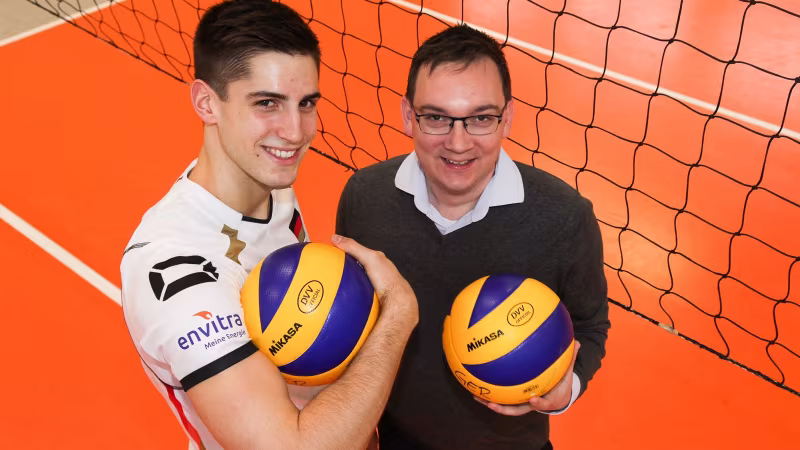 Foto DVV: Ein starkes Duo: DVV-Nationalspieler Moritz Reichert mit neuem Schriftzug envitra auf dem Ärmel und DEG-Geschäftsführer Tillmann Raith. 