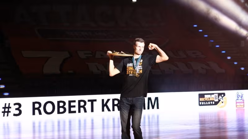 Foto Eckhard Herfet: Meisterschale, Medaillen und jetzt auch noch Volleyballer des Jahres: Robert Kromm.