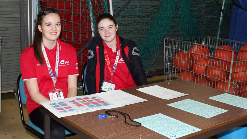 Bianka und Eyleen vom Sportgymnasium Erfurt unterstützten die dvj vor Ort - Foto: dvj