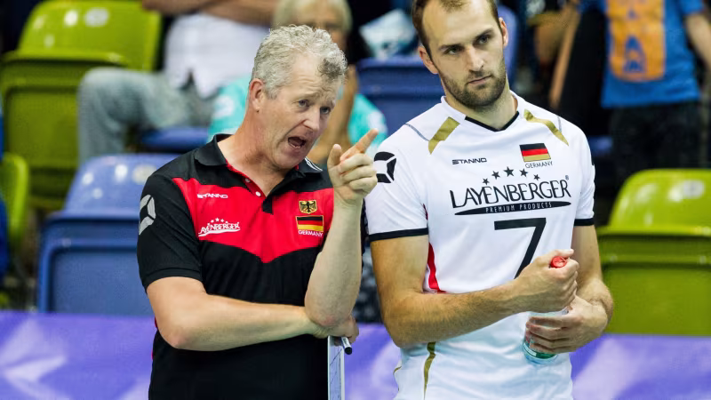 Foto Nils Wüchner: Der letzte Einsatz im Nationaltrikot: Dirk Westphal an der Seite von Bundestrainer Vital Heynen.