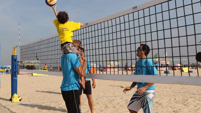 Foto FIVB: Mit Hilfe des Olympiasiegers Julius Brink hoch am Netz.