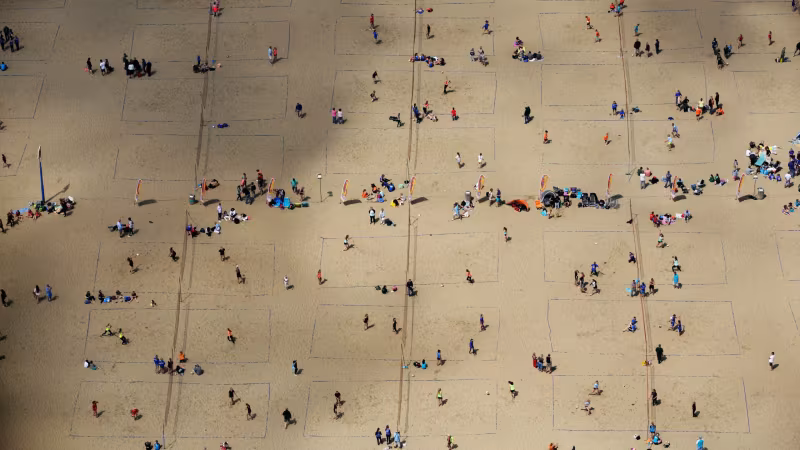 Foto FIVB: Beachfelder so weit das Auge reicht am Rande der Beach-WM 2015 in den Niederlanden.