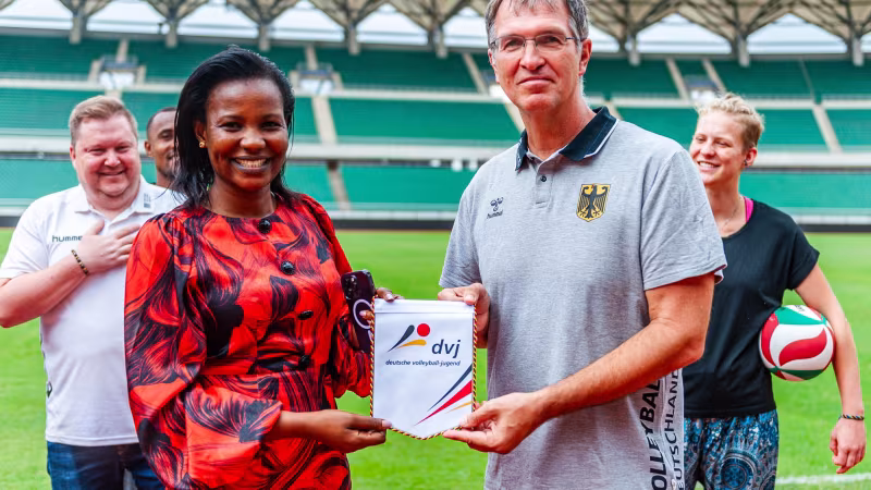 Generalsekretärin des Nationalen Sportrats Tansania und Vertreter der DVJ nach erfolgreichem Meeting.