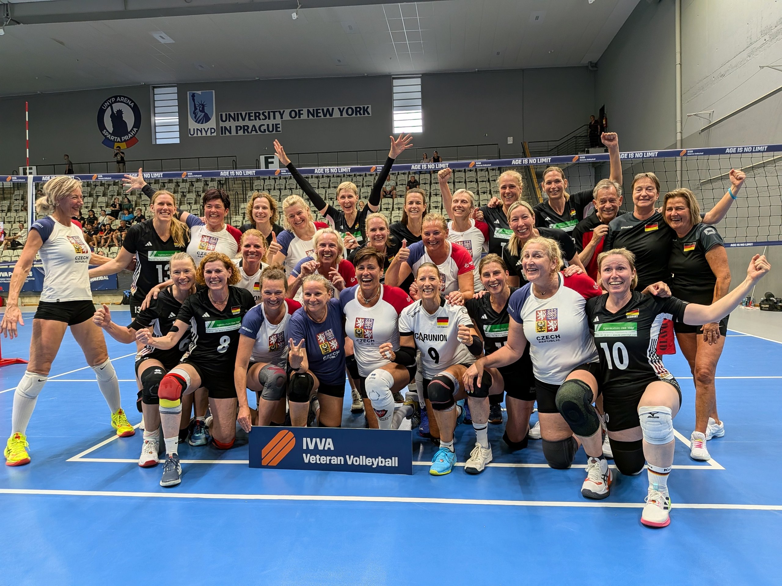 Foto: Schultz (privat) Im EM-Finale der Alterskategorie 48-55 besiegte die deutsche Frauen-Nationalmannschaft Ü50 die tschechischen Legenden (helle Trikots) mit 2:0.