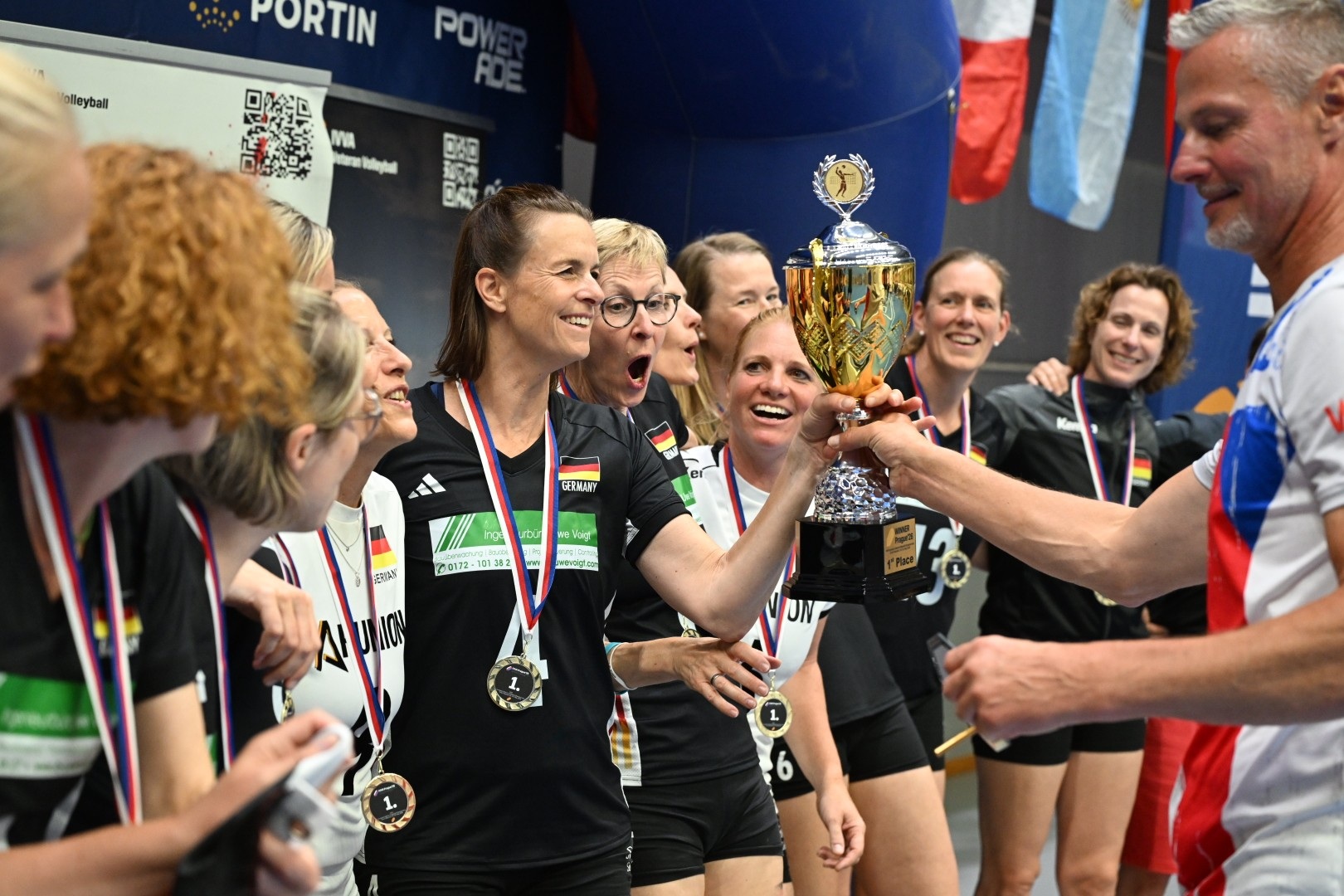 Foto: IVVA (Veranstalter) Die deutsche Ü50-Nationalmannschaft (Bildmitte: Carola Schaefermeyer) empfängt den EM-Siegerpokal der Alterskategorie 48-55 aus den Händen von IVVA-Präsident Premysl Kubala.