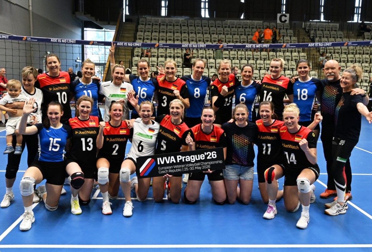 Foto: IVVA (Veranstalter) Im EM-Finale der Alterskategorie 34-47 besiegte die deutsche Frauen-Nationalmannschaft Ü40 die Auswahl der Slowakei (blaue Trikots) mit 2:1.