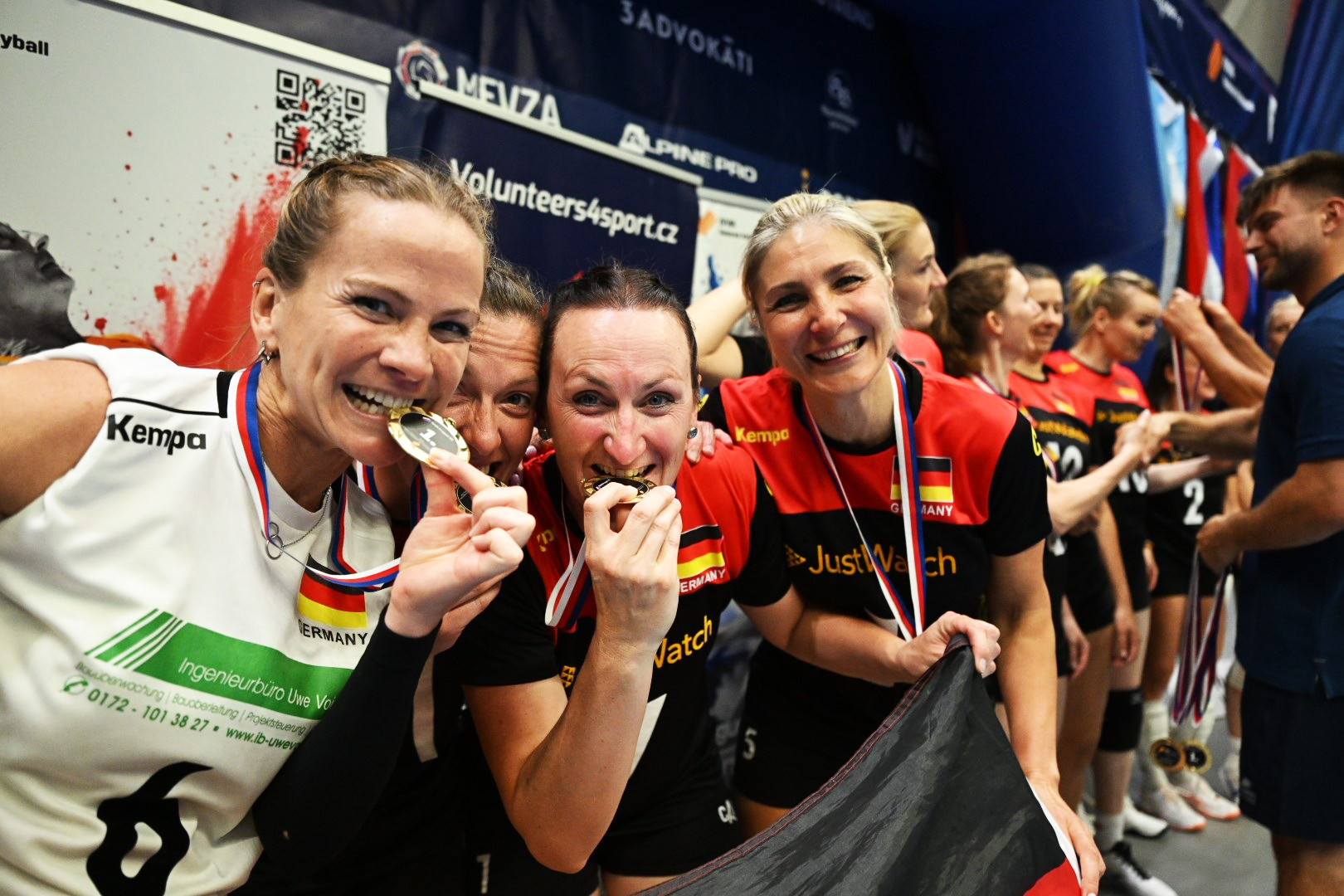 Foto: IVVA (Veranstalter) Deutschlands Ü40-Kapitänin Susanne Maier (links) und ihre Kameradinnen beim obligatorischen Biss-Test nach dem Gewinn der Goldmedaille in den Alterskategorie 34-47 der Senioren-EM.