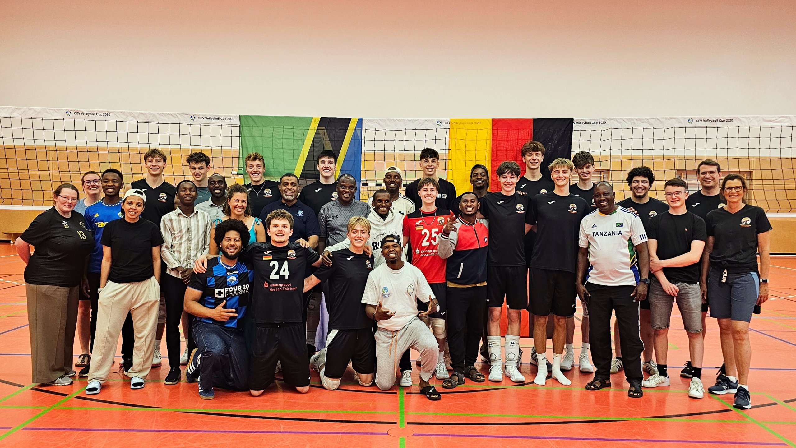Mit den Talenten des Volleyball Internats Frankfurt. Foto: DVJ