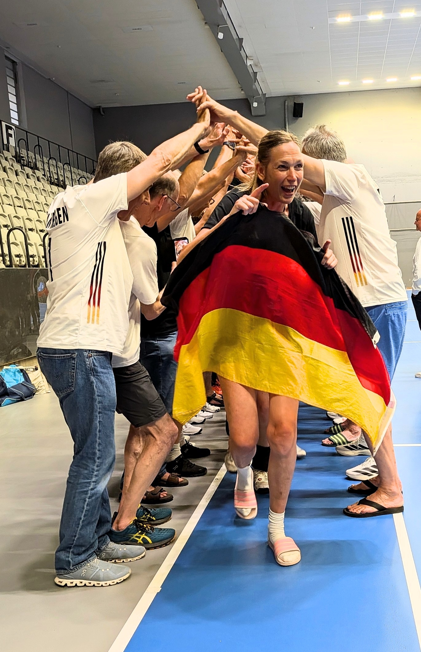 Foto: Schultz (privat) Johanna Thewes, Kapitänin der deutschen Ü50-Nationalmannschaft beim Einlaufspalier zur EM-Siegerehrung in der Alterskategorie 48-55.